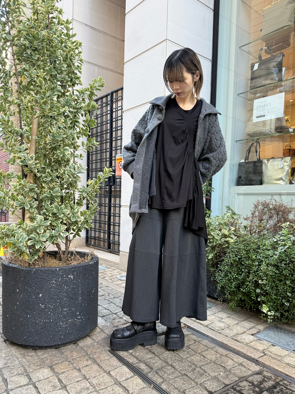 「gomme、gomme_56、gommehomme、グレーコーデ、アシンメトリー、ワイドパンツ、モード」｜「gommeのファインスムース　ＦシャーリングＴ（Tシャツ/カットソー、ブラック系）」を使った、gommeさん（レディース・164cm）の冬コーディネートの1枚目の写真