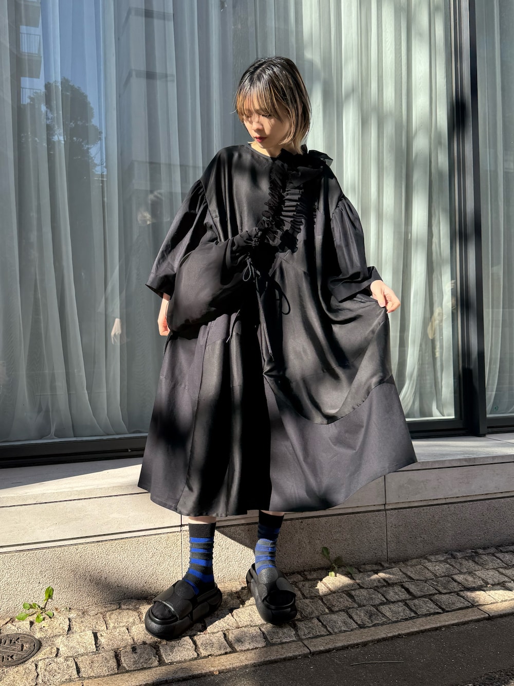 ブラック系のワンピース、ブラック系のショルダーバッグ、ブラック系のソックス/靴下を着用したレディースの冬コーディネートの1枚目の写真