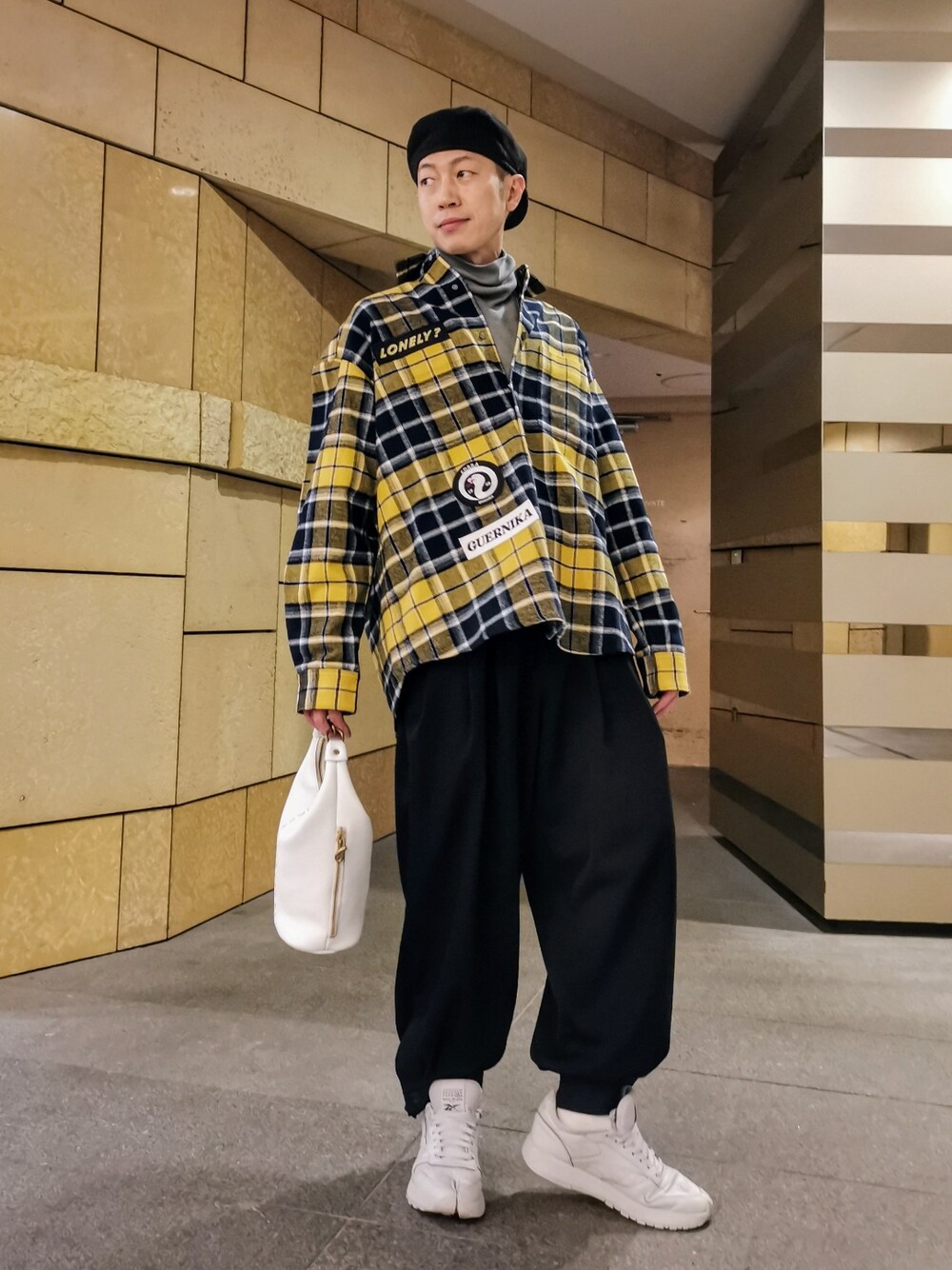 「ハンチング、チェック、チェックシャツ、イエロー、クリスマスに着たい服、ビックシルエット、おしゃれさんと繋がりたい、あったかコーデ、ゆるコーデ、休日スタイル、ootd、ゆったりコーデ、韓国ファッション、カジュアル、オーバーサイズ」｜「MagnuのMagnu/マヌー/keg pouch（ハンドバッグ、ホワイト系）」を使った、MKさん（メンズ・175cm）の冬コーディネートの1枚目の写真