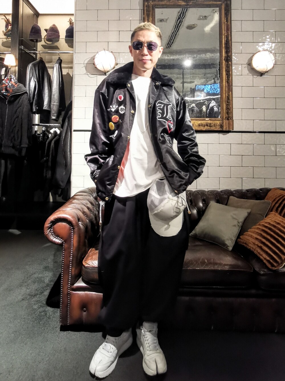 「秋服、おしゃれさんと繋がりたい、秋のコーデ、今日のコーデ、サングラス、秋冬コーデ、トラックジャケット、キャップ、カジュアル、韓国ファッション、ブラック、スニーカー、ゆるコーデ、アウター、ブルゾン」｜「STUD MUFFINの【別注】STUD MUFFIN/スタッドマフィン/ファーコーチジャケット（ブルゾン、ブラック系）」を使った、MKさん（メンズ・175cm）の秋コーディネートの1枚目の写真