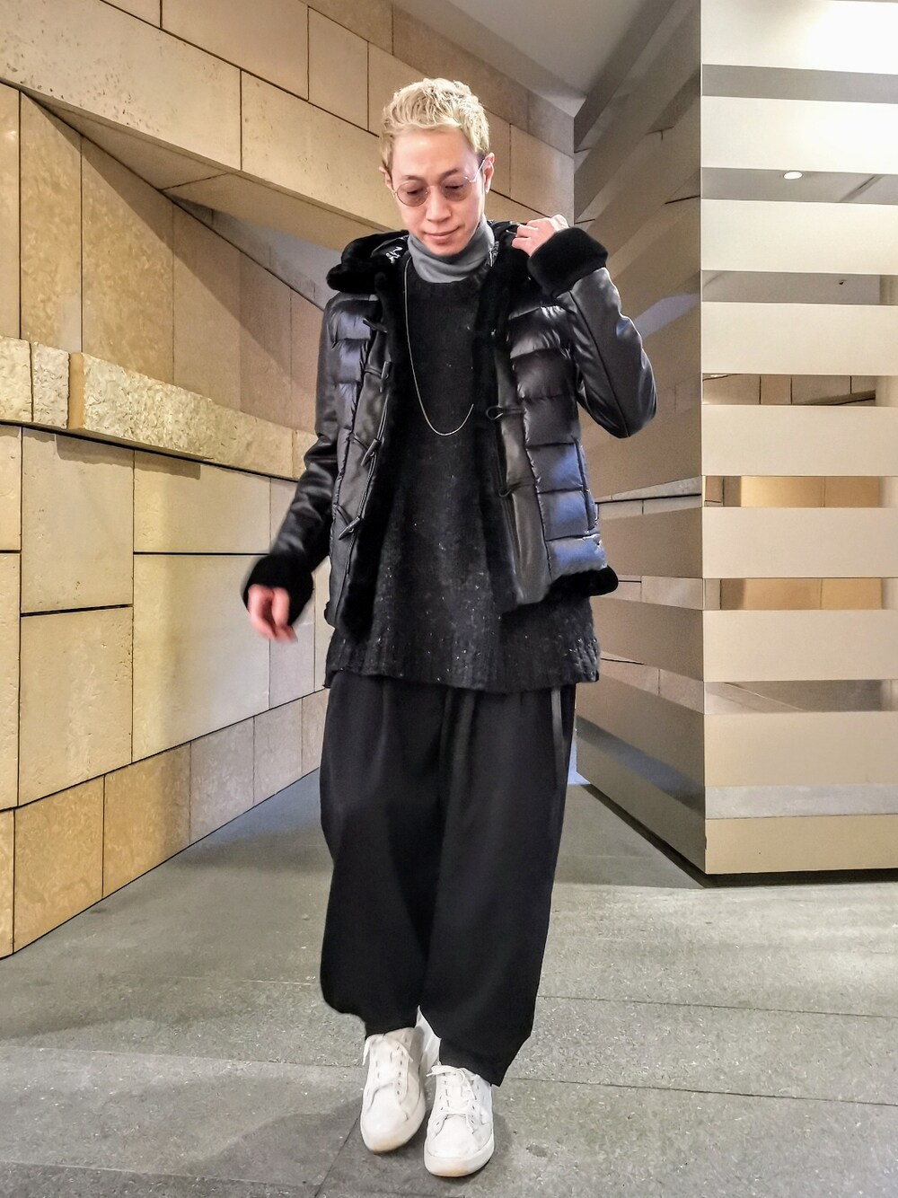 「オーバーサイズ、今日のコーデ、休日スタイル、ビッグシルエット、カジュアルコーデ、ゆるコーデ、きれいめカジュアル、オトナカジュアル、モノトーンコーデ、めがね、レザー、ダウンジャケット、白スニーカー、ハイネック、スラックス」｜「URUのURU/ウル/TURTLE NECK KNIT（トップス、グレー系）」を使った、MKさん（メンズ・175cm）の秋コーディネートの1枚目の写真