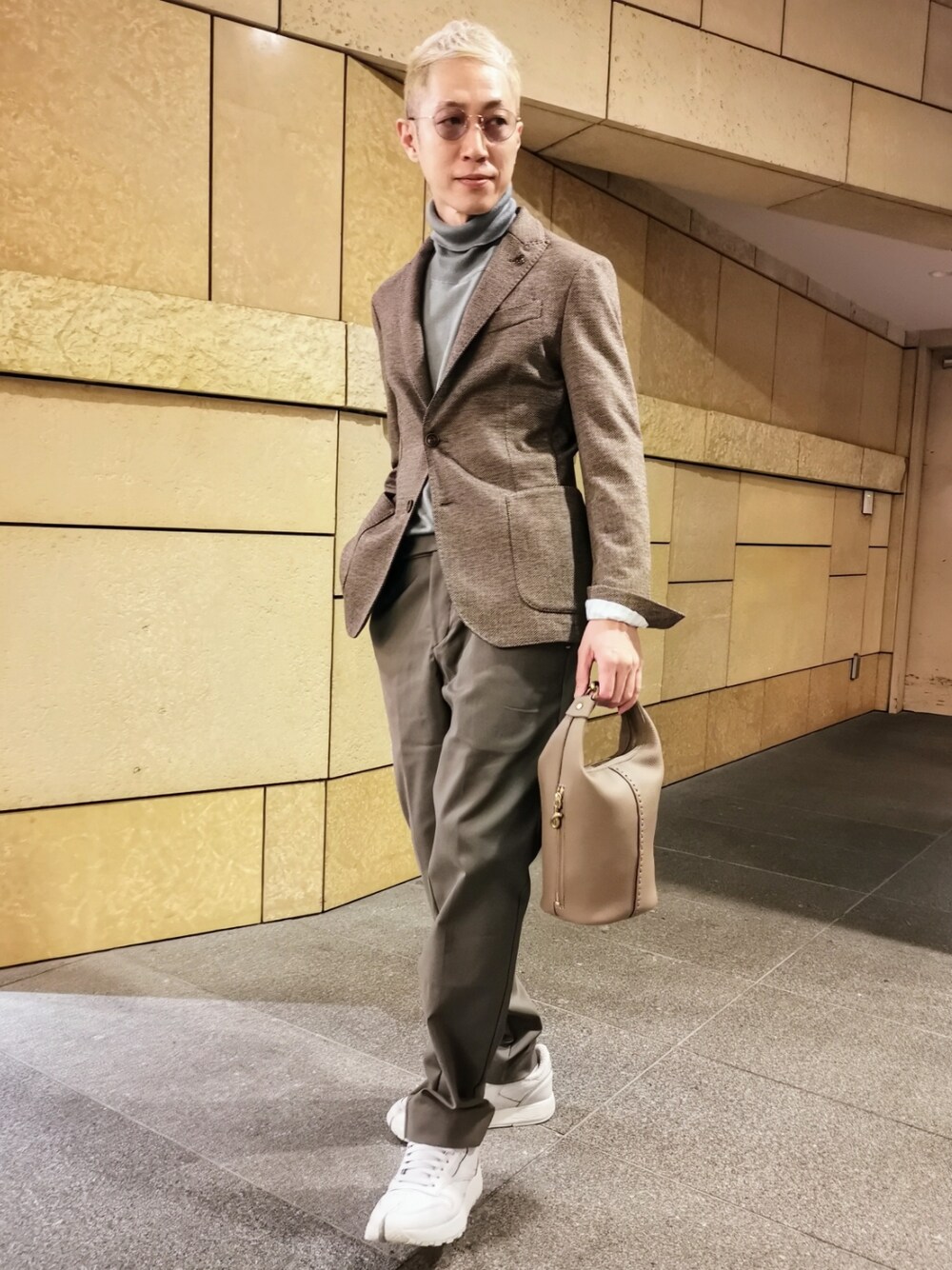 「wearhalloween2021、シンプル、秋のコーデ、おしゃれさんと繋がりたい、大人コーデ、カジュアル、ジャケット、サングラス、スニーカー、アースカラー、ベージュ、ワントーンコーデ、今日のコーデ、ootd、きれいめカジュアル」｜「ENTRE AMISのENTRE AMIS/アントレ アミ/ノープリーツスリムコットンストレッチ（その他パンツ、ベージュ系）」を使った、MKさん（メンズ・175cm）の秋コーディネートの1枚目の写真