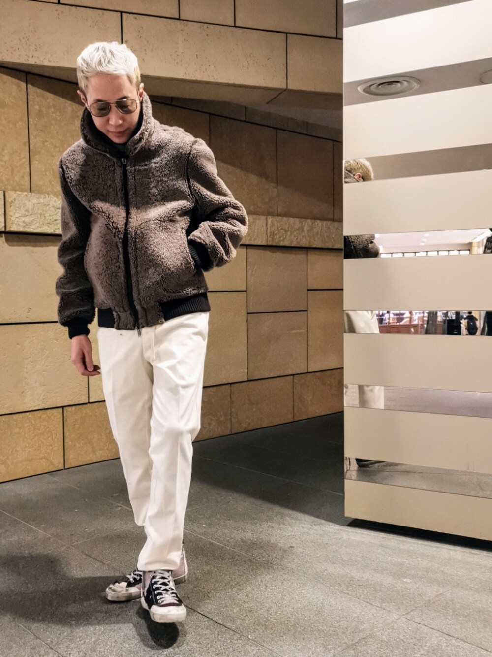 「クリスマスに着たい服、ビックシルエット、カジュアル、ムートン、白いパンツ、キレイめ、大人コーデ、クリスマス、ボアジャケット、休日スタイル、めがね、サングラス、もこもこ、モコモコアウター、スニーカー」｜「ENTRE AMISのアイテム（パンツ、ホワイト系）」を使った、MKさん（メンズ・175cm）の冬コーディネートの1枚目の写真