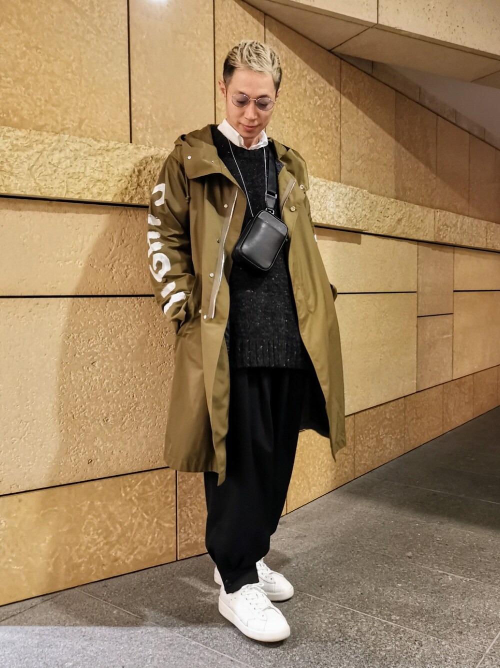 「秋服、モッズコート、めがね、秋トレンド2021、休日スタイル、カジュアル、スニーカーコーデ、オーバーサイズ、ストリートコーデ、古着コーデ、大人カジュアル、スニーカー、モード、ootd、雨の日コーデ」｜「URUのURU/ウル/HALF SLEEVE KNIT（トップス、ブラック系）」を使った、MKさん（メンズ・175cm）の秋コーディネートの1枚目の写真