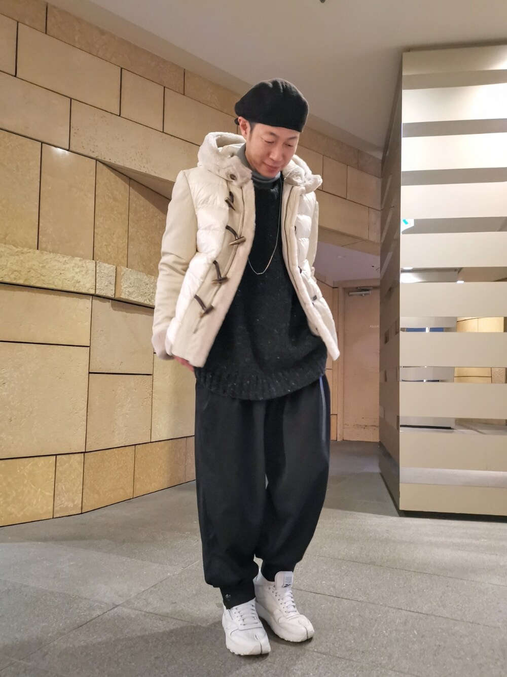 「秋のコーデ、今日のコーデ、カジュアルコーデ、オトナカジュアル、シンプルコーデ、オーバーサイズ、大人コーデ、ビッグシルエット、冬コーデ、タートルネック、ダウンジャケット、ハンチング、ホワイト、ニツト、ダッフルコート」｜「EMMETIの【別注】EMMETI/エンメティ/FERNAND（ムートンコート、ホワイト系）」を使った、MKさん（メンズ・175cm）の秋コーディネートの1枚目の写真