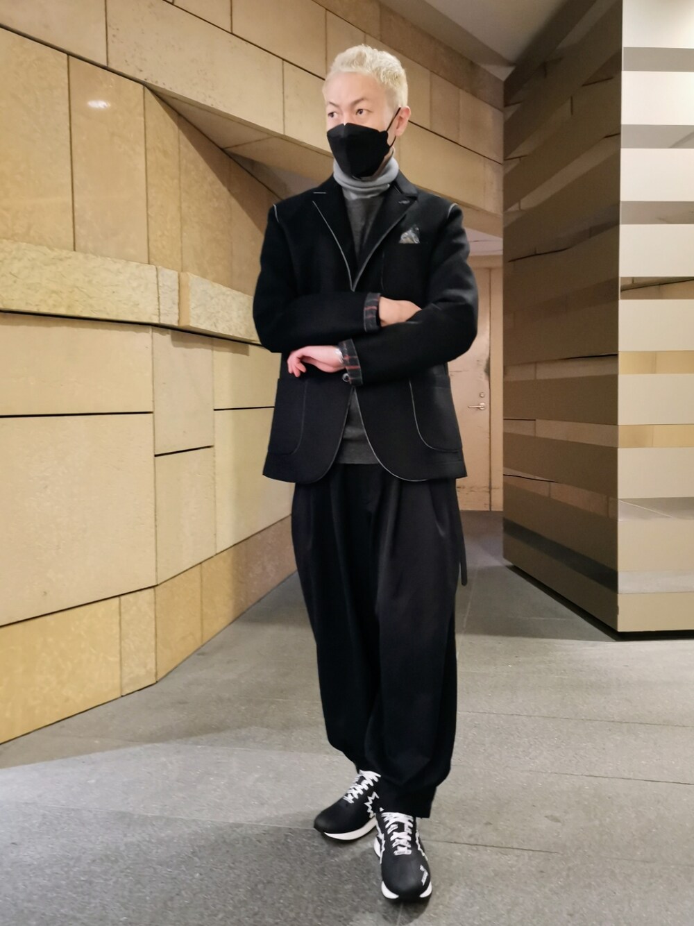 「ジャケット、シンプル、ブラック、ワントーンコーデ、黒、タートルネック、キレイめ、金髪、ootd、今日のコーデ、オトナカジュアル、秋コーデ、秋冬コーデ、ニット/セーター、未来のWEARISTAプロジェクト」｜「BOBのBOB/ボブ/ボンディングジャケットCHALK 517（テーラードジャケット、ブラック系）」を使った、MKさん（メンズ・175cm）の秋コーディネートの1枚目の写真