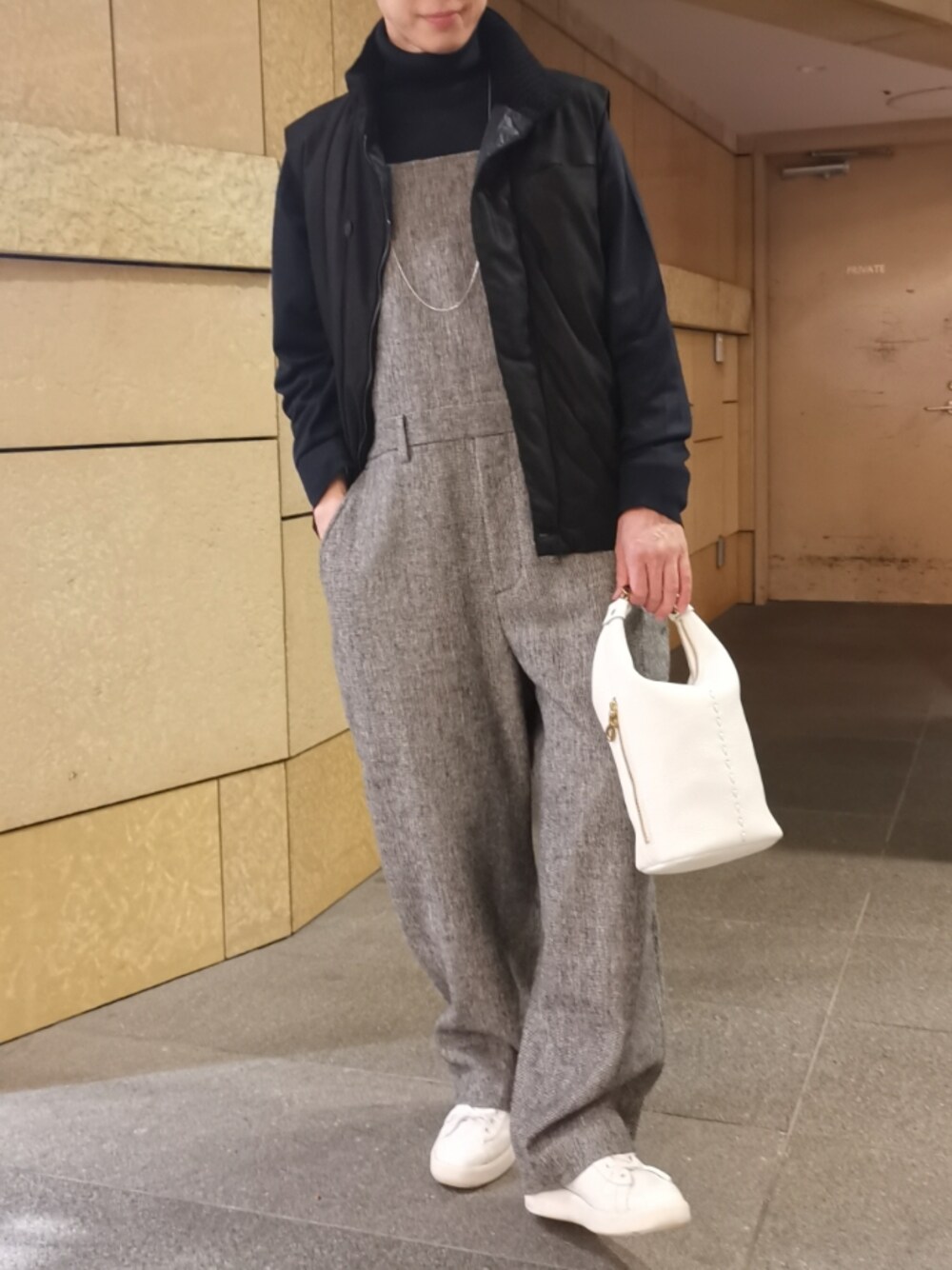 「カジュアルコーデ、休日スタイル、オーバーサイズ、だから秋服が好き、ベスト、ダウンベスト、モノトーン、モノトーンコーデ、リラックススタイル、キレイめ、秋服、タートルネック、スニーカー、ラフ、ブラックコーデ」｜「URUのURU/ウル/OVERALL（パンツ、グレー系）」を使った、MKさん（メンズ・175cm）の秋コーディネートの1枚目の写真