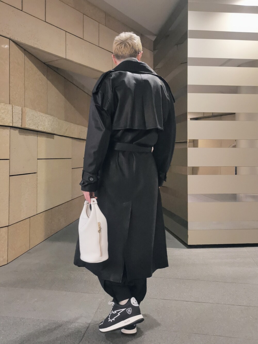 「クリスマスに着たい服、シンプル、冬、休日スタイル、おしゃれさんと繋がりたい、ビックシルエット、トレンチコート、キレイめ、ブラック、ロングコート、ブラックコーデ、スニーカー、きれいめカジュアル、オーバーサイズ、アウター」｜「MagnuのMagnu/マヌー/keg pouch（ハンドバッグ、ホワイト系）」を使った、MKさん（メンズ・175cm）の冬コーディネートの1枚目の写真