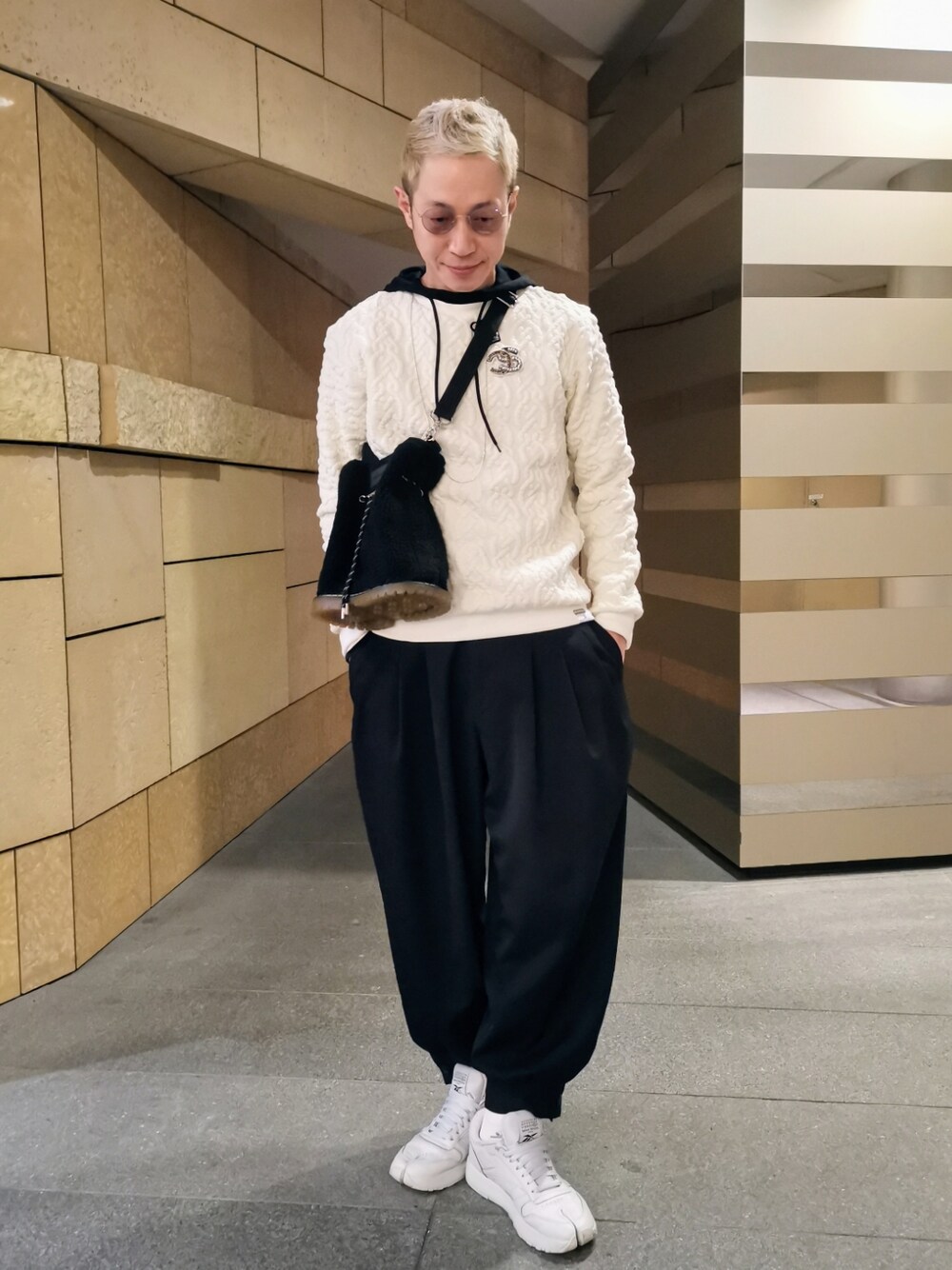 「秋のコーデ、めかね、シンプルコーデ、オトナカジュアル、スニーカーコーデ、カジュアル、もこもこ、休日スタイル、リラックススタイル、きれいめカジュアル、アースカラー、レイヤードスタイル、ケーブルニット、今日のコーデ、ニット」｜「OKERUのOKERU/オケル/DB-2 TYPE（ショルダーバッグ、ブラック系）」を使った、MKさん（メンズ・175cm）の秋コーディネートの1枚目の写真