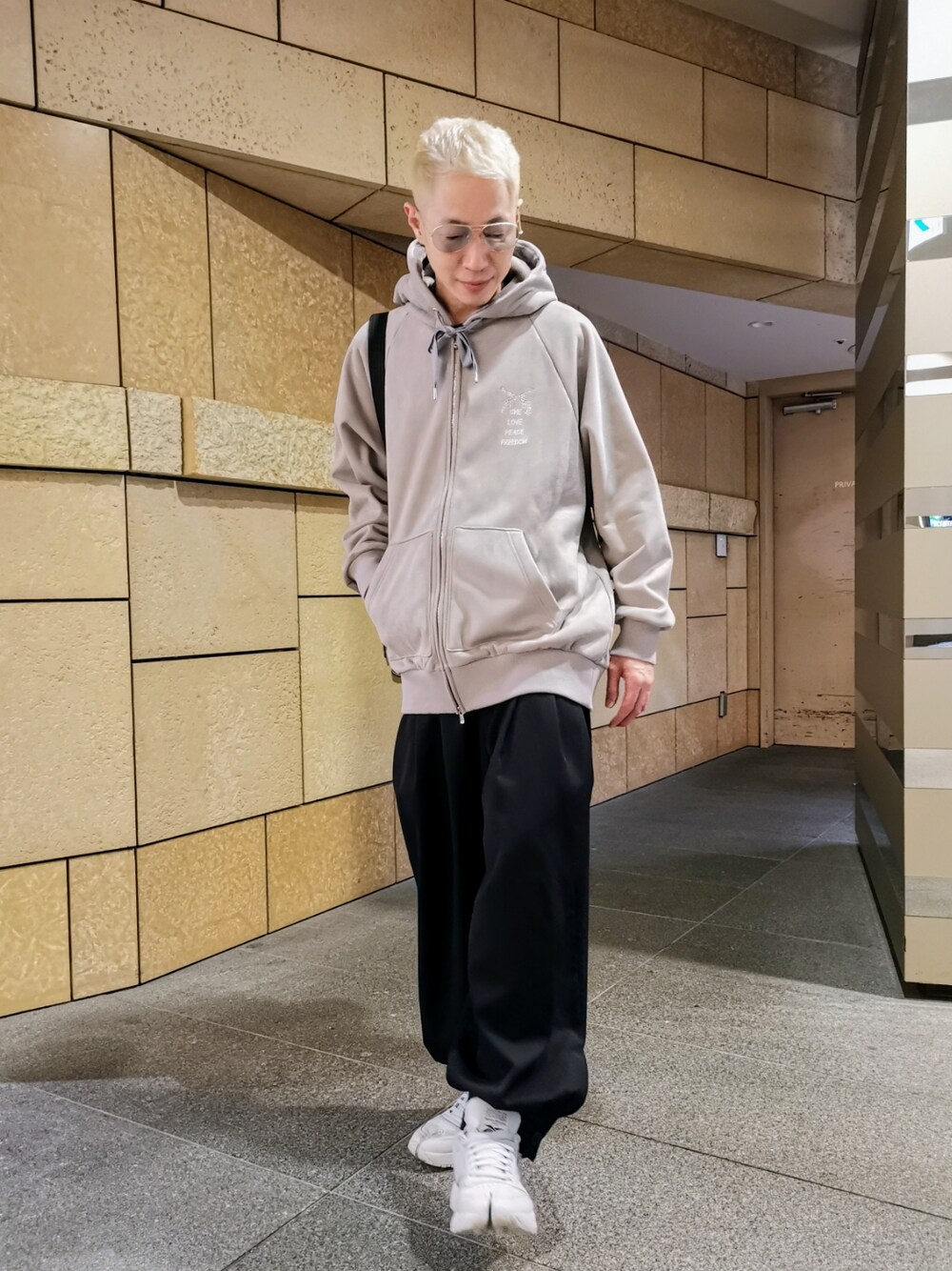 「ゆるコーデ、オーバーサイズ、秋服、カジュアル、休日スタイル、パーカー、ビッグシルエット、シンプル、めがね、オトナカジュアル、サングラス、キレイめ、大人コーデ、スニーカー、お洒落さんとつながりたい」｜「roargunsのroarguns/ロアーガンズ/別注ボンバームートンフーディ（パーカー、グレー系）」を使った、MKさん（メンズ・175cm）の秋コーディネートの1枚目の写真