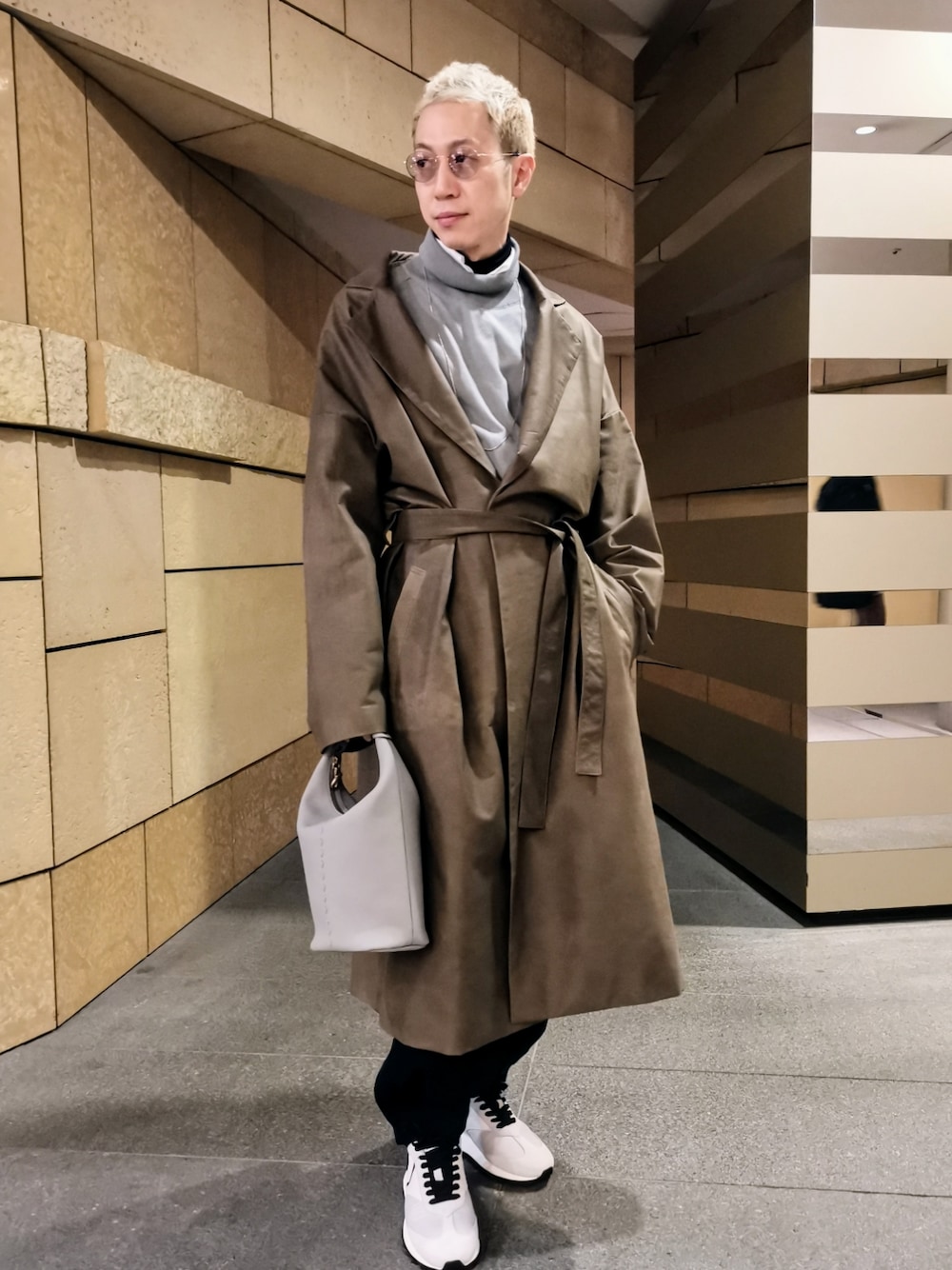 「クリスマスに着たい服、オトナカジュアル、秋冬コーデ、大人コーデ、スニーカーコーデ、オーバーサイズ、タートルネック、ビッグシルエット、お洒落さんとつながりたい、キレイめ、カーキ、アースカラー、サングラス、トレンチコート、今日のコーデ」｜「MagnuのMagnu/マヌー/keg pouch/ケッグポーチ（ハンドバッグ、シルバー系）」を使った、MKさん（メンズ・175cm）の冬コーディネートの1枚目の写真
