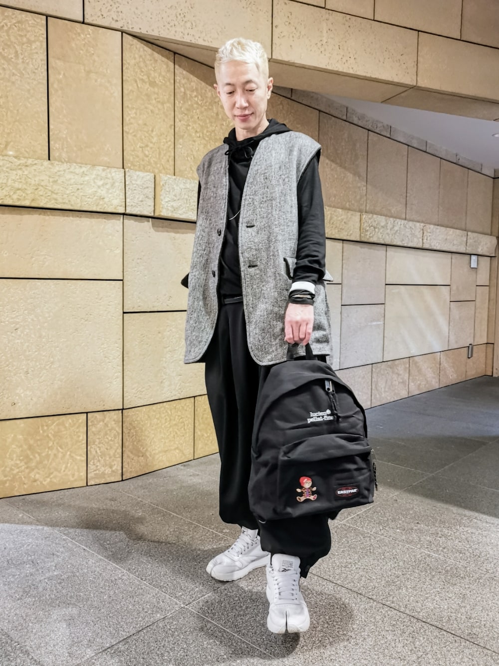 「ゆるコーデ、オーバーサイズ、秋服、カジュアル、休日スタイル、ビッグシルエット、ベスト、ロングベスト、ノースリーブジャケット、グレー、モノトーン、バックパック、キレイめ、スニーカー」｜「Lucien Pellat-Finetの【別注】EASTPAK×lucien pellat-finet/イーストパック×ルシアン ぺラフィネ/コラボBACKPACK/PADDED PAK'R（バックパック/リュック、ブラック系）」を使った、MKさん（メンズ・175cm）の秋コーディネートの1枚目の写真