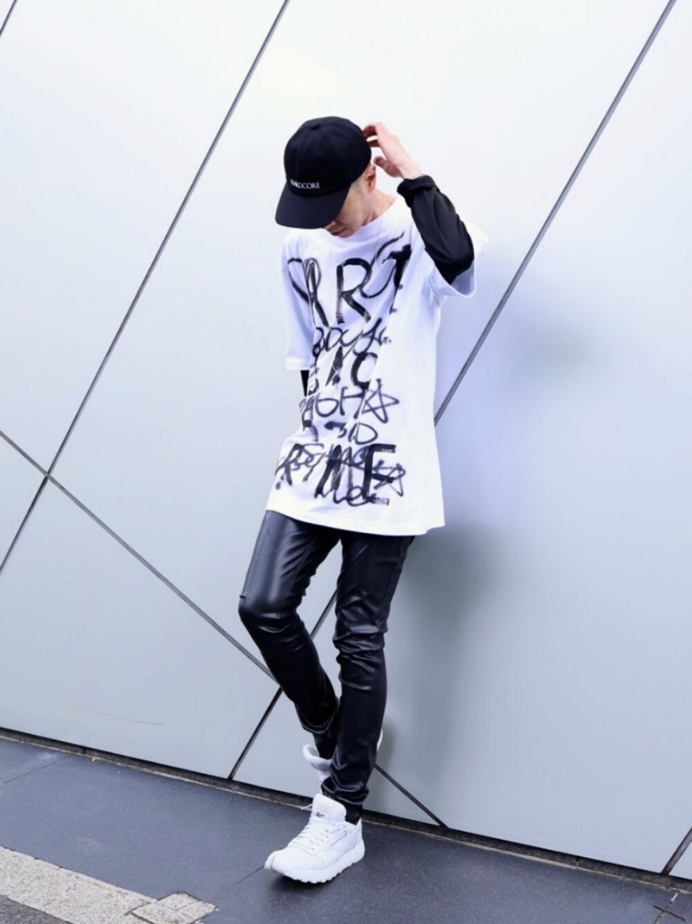 「ビッグシルエット、オーバーサイズ、キャップ、モノトーン、ストリートコーデ、エコレザー、スニーカー、Tシャツ、プリントT、レイヤードスタイル、休日スタイル、スリムパンツ、おしゃれさんと繋がりたい、オトナカジュアル、ハードコア」｜「ROYAL FLASHのTheATeR/シアター/フェイクレザースキニーパンツ（その他パンツ、ブラック系）」を使った、MKさん（メンズ・175cm）の夏コーディネートの1枚目の写真