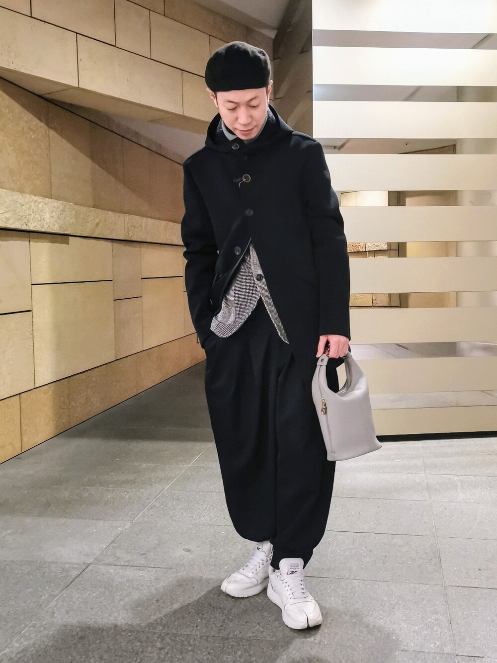「今日のコーデ、シンプル、きれいめカジュアル、キレイめ、ootd、スニーカー、モノトーン、ワントーンコーデ、マイベストコーデ2021、黒コーデ、カジュアル、ハンチング、フードコート、ワイドパンツ、オトナカジュアル」｜「BOBのBOB/ボブ/ネオプレーンフードコート/ICY 424（その他アウター、ブラック系）」を使った、MKさん（メンズ・175cm）の冬コーディネートの1枚目の写真