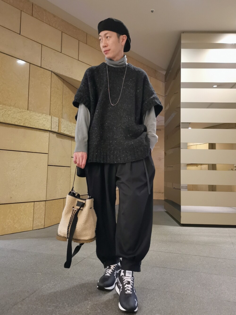 「スニーカー、ニット、ビッグシルエット、秋のコーデ、スラックス、ベスト、冬コーデ、レイヤードスタイル、タートルネック、オーバーサイズ、休日スタイル、リラックススタイル、シンプルスタイル、カジュアルコーデ、今日のコーデ」｜「URBAN SUNのURBAN SUN×muta/アーバンサン×ムータ/コラボスニーカー（スニーカー、ブラック系）」を使った、MKさん（メンズ・175cm）の秋コーディネートの1枚目の写真