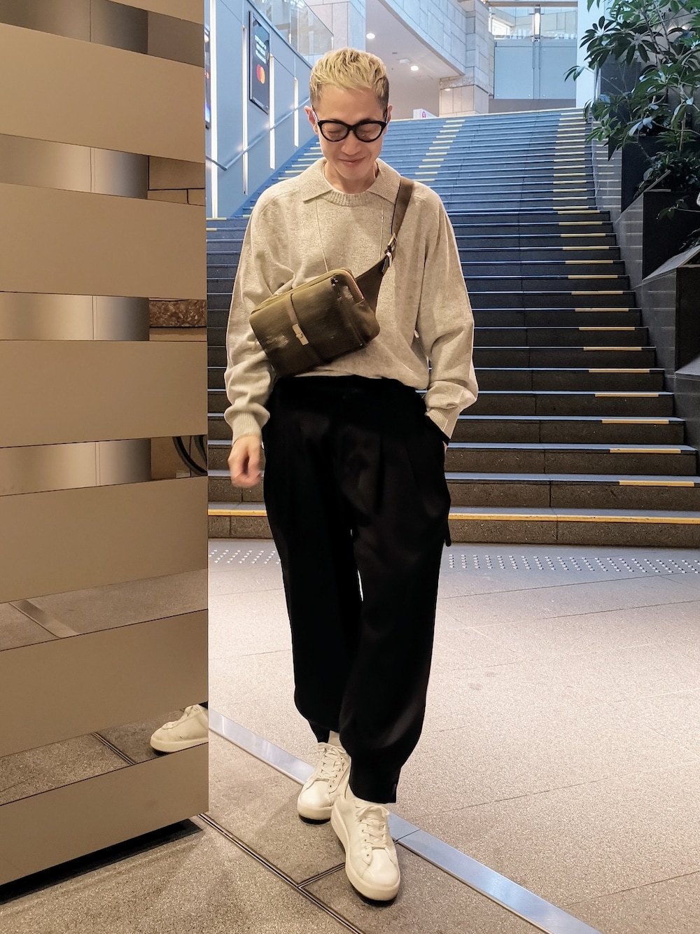 「大人カジュアル、シンプル、シンプルスタイル、カジュアルコーデ、秋のコーデ、今日のコーデ、白スニーカー、メガネ男子、ニット、ウエストポーチ、モノトーン、ミリタリー、秋服準備はじめました、サングラス、タックイン」｜「URUのアイテム（トップス、グレー系）」を使った、MKさん（メンズ・175cm）の秋コーディネートの1枚目の写真