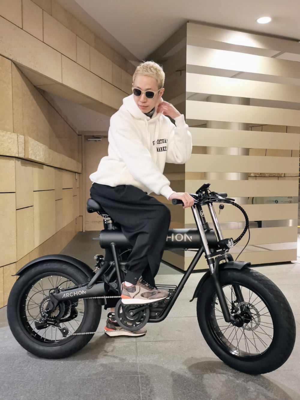 「アルコン、休日スタイル、eバイク、自転車、電動自転車、電動アシスト自転車、パーカー、シンプル、秋服、ootd、オトナカジュアル、オーバーサイズ、リラックススタイル、ストリート、メガネ男子」｜「VOILE BLANCHEのVOILE BLANCHE/ボイル ブランシェ/QWARK MAN（スニーカー、その他）」を使った、MKさん（メンズ・175cm）の秋コーディネートの1枚目の写真