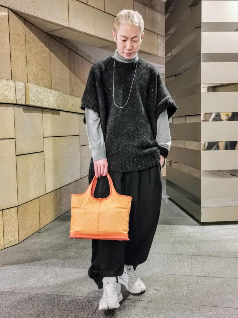 「wearhalloween2021、休日スタイル、シンプル、ビッグシルエット、秋、今日のコーデ、ootd、キレイめ、ラフ、ニットコーデ、レイヤードスタイル、タートルネック、ニット、ベスト、オレンジ」｜「MagnuのMagnu/マヌー/TOKYO TOTE SMALL（トートバッグ、オレンジ系）」を使った、MKさん（メンズ・175cm）の秋コーディネートの1枚目の写真