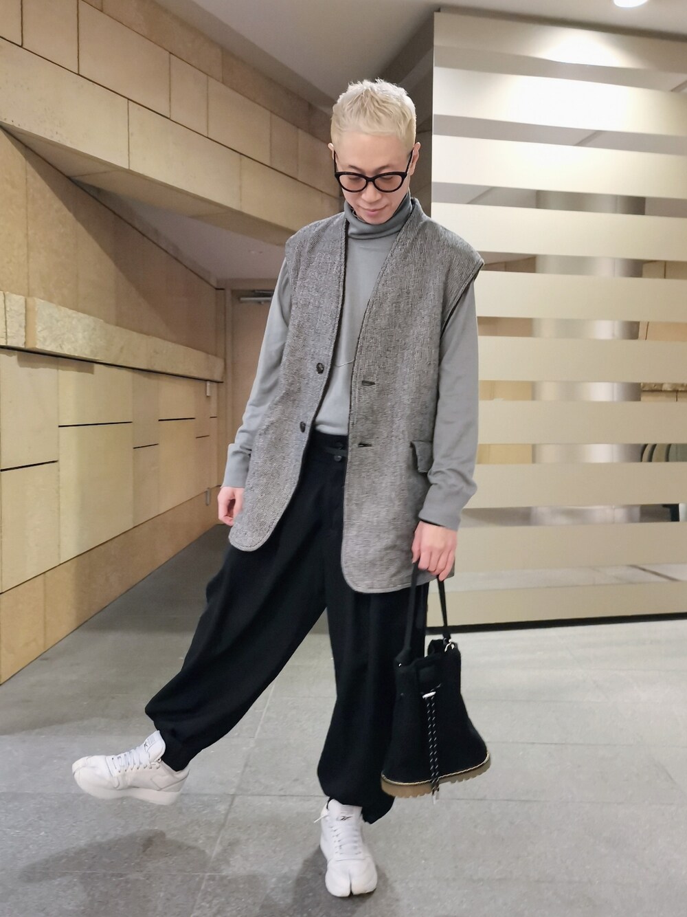 「ベスト、グレー、モノトーン、未来のWEARISTAプロジェクト、ノースリーブ、めがね、シンプルコーデ、大人カジュアル、キレイめ、カジュアルコーデ、秋のコーデ、スニーカー、ラフ、ビッグシルエット、オーバーサイズ」｜「OKERUのOKERU/オケル/DB-2 TYPEDB-2 TYPE（ショルダーバッグ、ブラック系）」を使った、MKさん（メンズ・175cm）の秋コーディネートの1枚目の写真