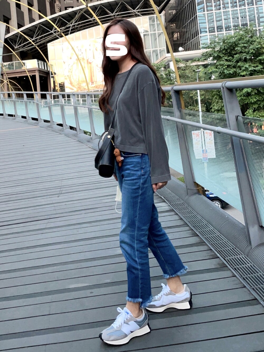 「ootd、街頭穿搭、球鞋、New Balance、ms327lab、327元祖灰」｜「GUのアイテム（デニムパンツ、ブルー系）」を使った、Luke&Stopnessさん（レディース・161cm）の秋コーディネートの1枚目の写真