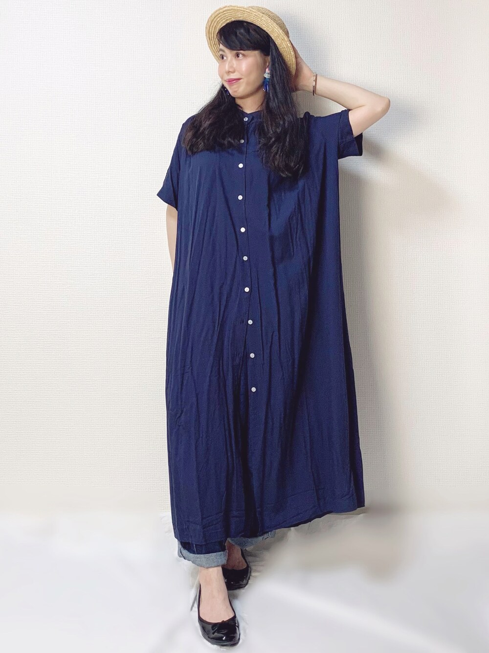 ブルー系のシャツワンピース、ブラック系のバレエシューズ、ブルー系のデニムパンツを着用したレディースの夏コーディネートの1枚目の写真