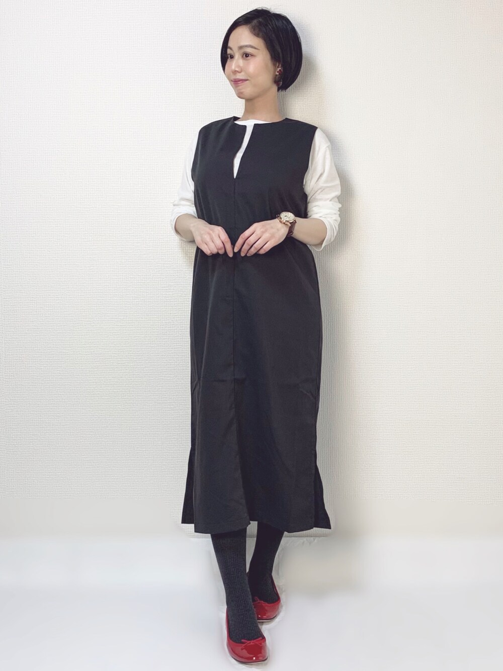 「セットアップ、ジャンパースカート、サロペットスカート、モノトーン、レペット、repetto、バレエシューズ、タイツ、差し色、春コーデ、シンプル、ママコーデ、マタニティ、マタニティコーデ、妊娠6ヶ月」｜「Chez toiの【お得なセットアイテム】長袖CS×スラッシュネックジャンスカSET（ワンピース、ブラック系）」を使った、まーみんさん（レディース・160cm）の冬コーディネートの1枚目の写真