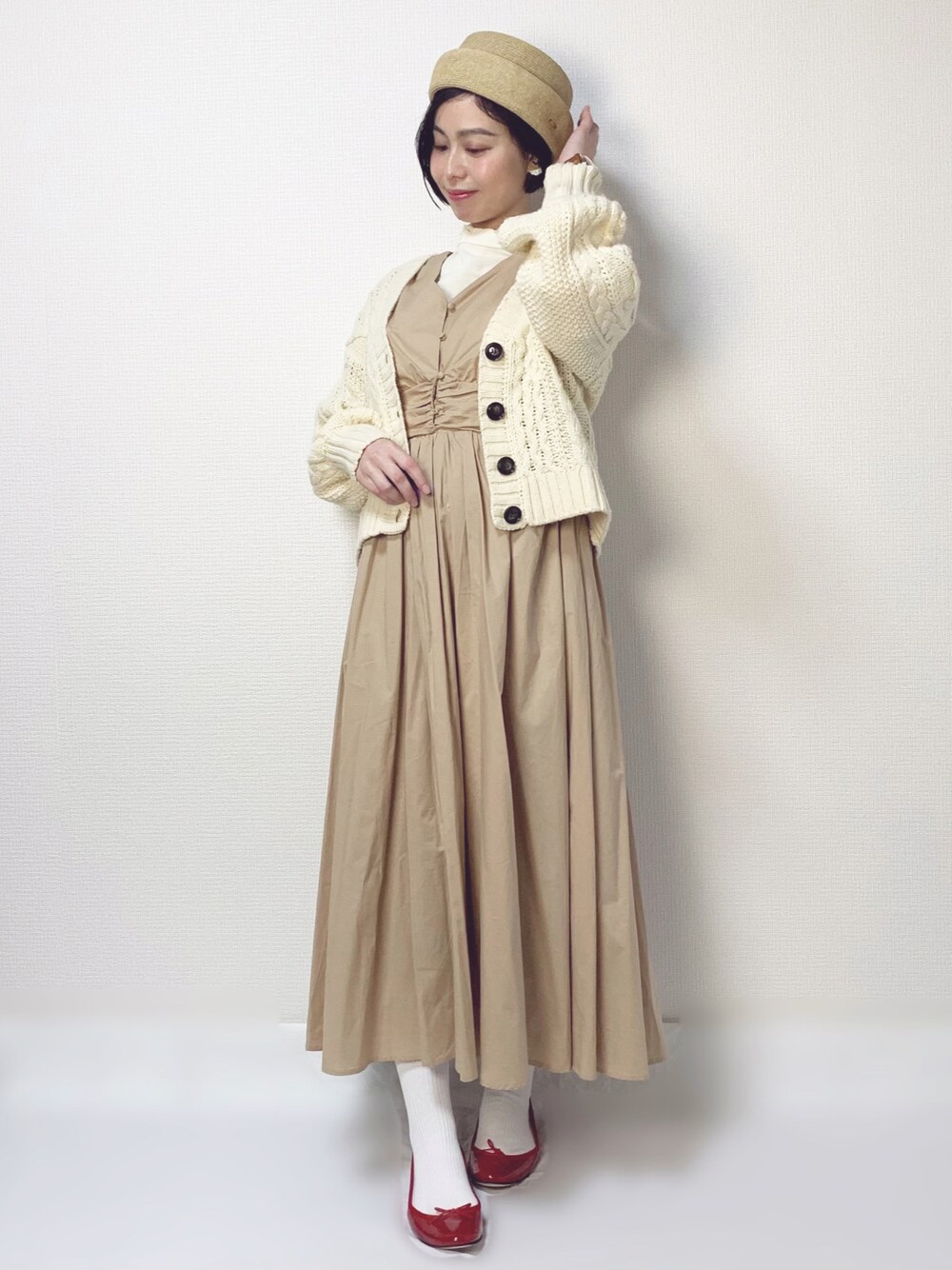 ホワイト系のカーディガン/ボレロ、ホワイト系のTシャツ/カットソー、ベージュ系のワンピースを着用したレディースの春コーディネートの1枚目の写真