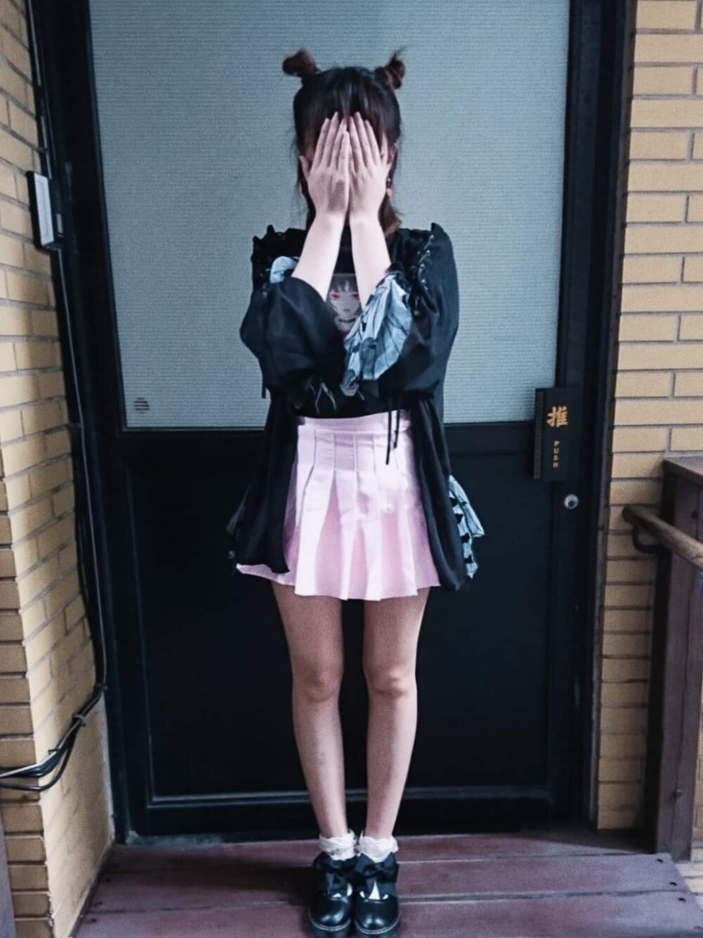 「黑色、暗黑系、硬妹、やみかわいい、かわいい、短裙、百褶裙、プリーツスカート、瑪莉珍、ブラック」｜「MusesのNT$270（スカート、ピンク系）」を使った、Yukikiさん（レディース・157cm）の冬コーディネートの1枚目の写真