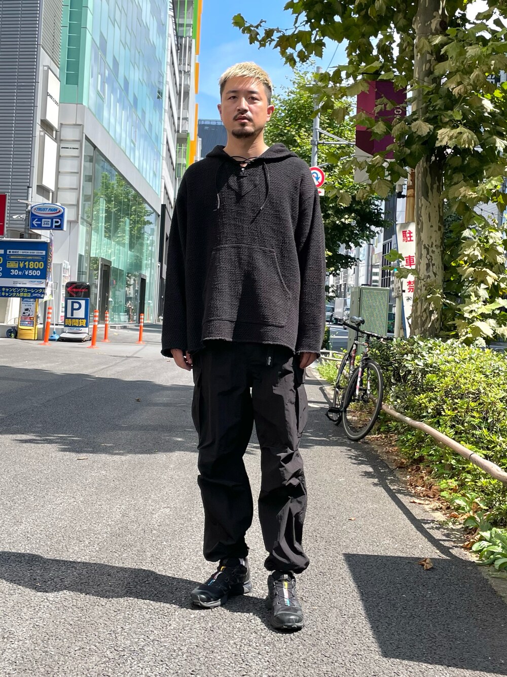 「オールブラック、ブラック、ワントーンコーデ、ワントーン、ストリート、メキシカンパーカー、カーゴパンツ、WILDTHINGS、ワイルドシングス、ciaopanic、チャオパニック、パーカー、モノトーン、ブラックコーデ、instagramフォローお願いします」｜「CIAOPANICの【WILD THINGS/ワイルドシングス】別注フィールドカーゴパンツ（カーゴパンツ、ブラック系）」を使った、Takahiro_miwaさん（メンズ・180cm）の秋コーディネートの1枚目の写真