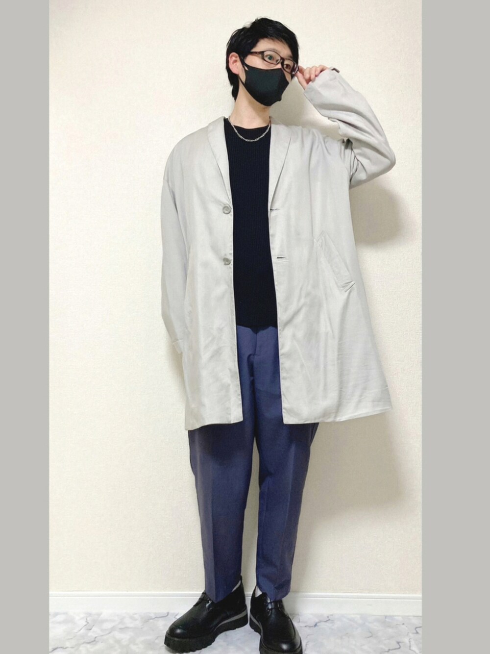 ブラック系のドレスシューズ、ブルー系のパンツ、ブラック系のTシャツ/カットソーを着用したメンズの秋コーディネートの1枚目の写真