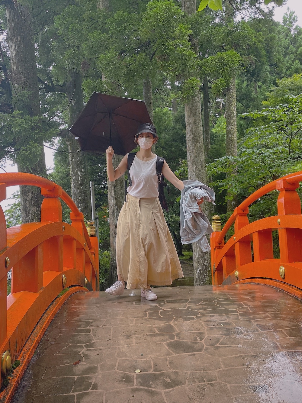 「山登りスタイル、レジャースタイル、カジュアル、旅行、清涼感、ノースリーブ、スニーカー、雨の日コーデ、アクティブ、ラクチンコーデ、夏コーデ、低身長、ベージュスカート、エアフォースワン、プーマスカート」｜「PUMAのPUMA プーマ インフューズ ロング スカート ウィメンズ（スカート、ベージュ系）」を使った、yukimiさん（レディース・153cm）の夏コーディネートの1枚目の写真