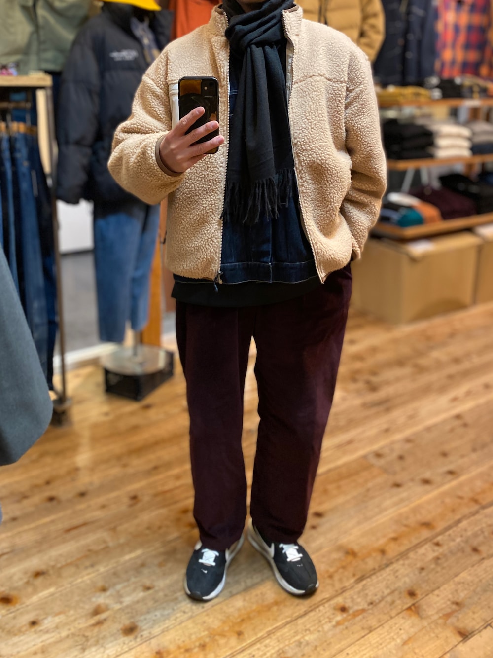 ベージュ系のジャケット/アウター、ブルー系のデニムジャケット、レッド系のその他パンツを着用したメンズの冬コーディネートの1枚目の写真