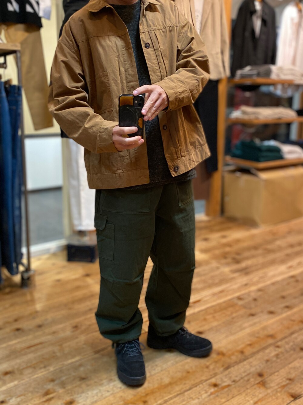 「カーゴパンツ、春、シンプルスタイル、カジュアルコーデ、おしゃれさんと繋がりたい、ほめられ本命コーデ、シンプル、ビッグシルエット、いいね、save、フォローお願いします🤑、ミリタリー、ストリートコーデ、大人カジュアル、アメカジ、カジュアル」｜「daily fun caseのアイテム（その他小物、ブラック系）」を使った、USboarder matsushitaさん（メンズ・172cm）の冬コーディネートの1枚目の写真