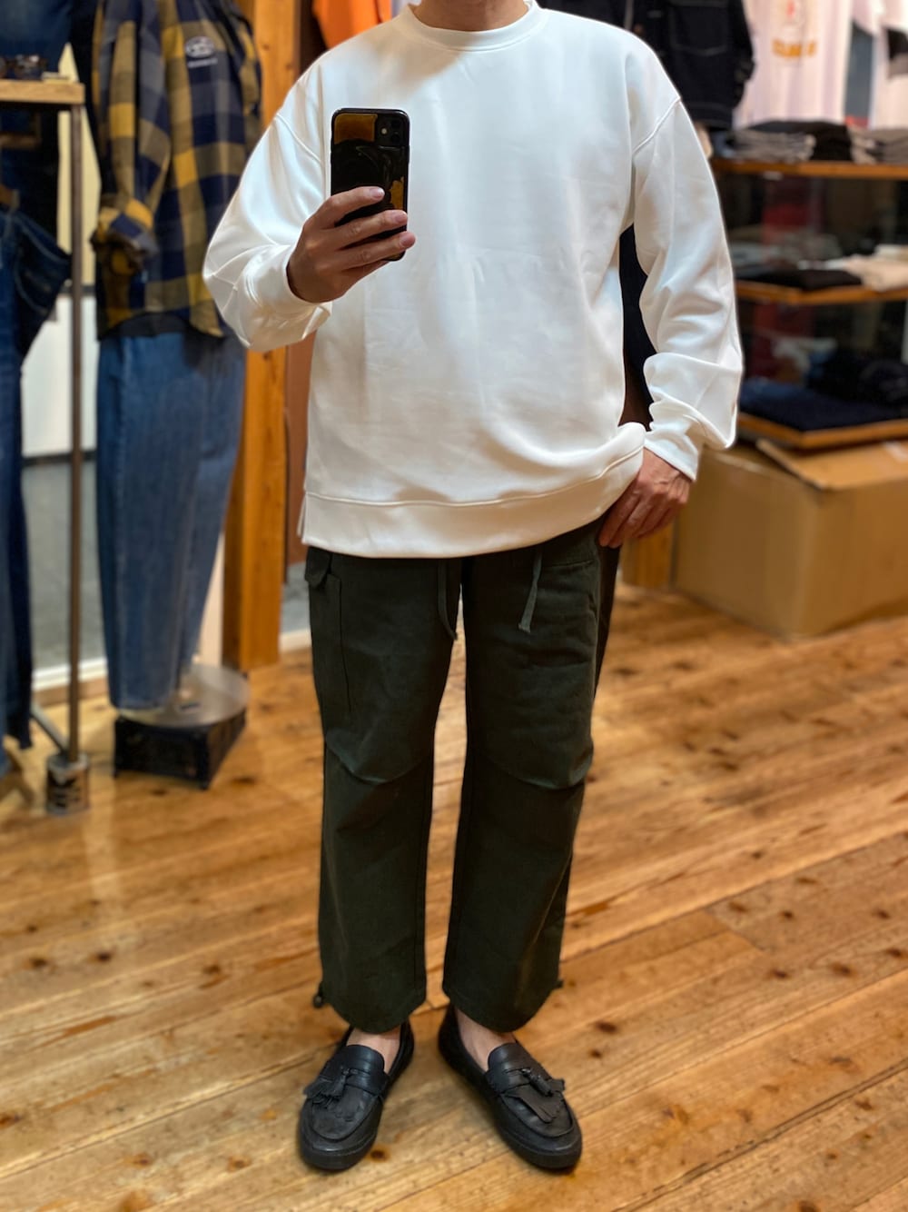 ホワイト系のTシャツ/カットソー、ブラック系のカーゴパンツ、ブラック系のスニーカーを着用したメンズの冬コーディネートの1枚目の写真