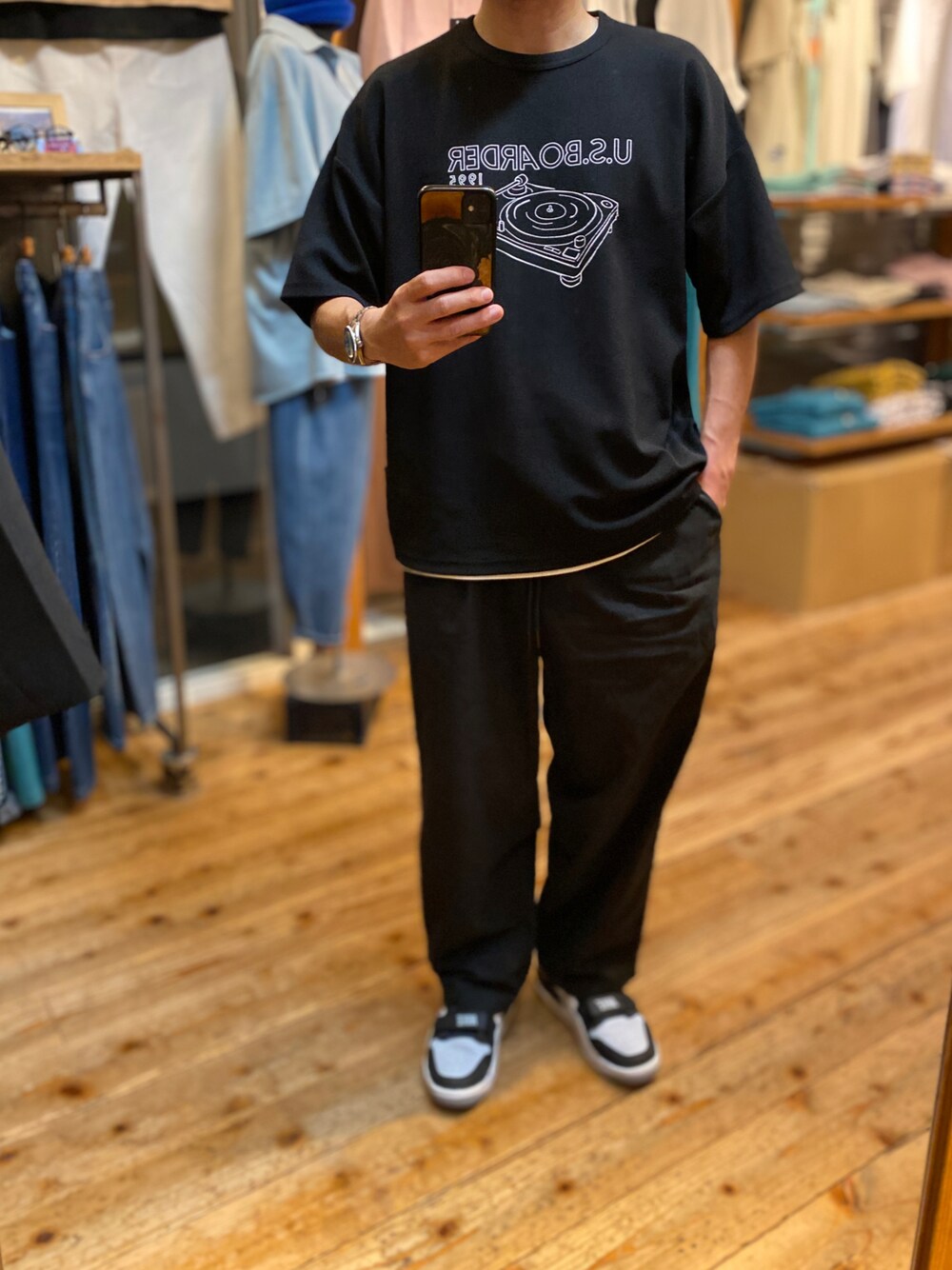 ブラック系のTシャツ/カットソー、ブラック系のその他パンツを着用したメンズの夏コーディネートの1枚目の写真