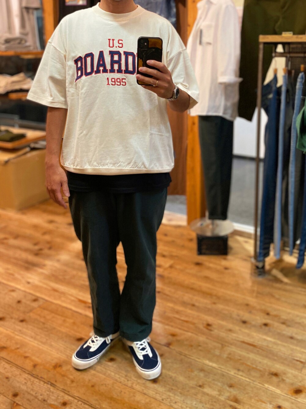 ホワイト系のTシャツ/カットソー、グリーン系のパンツ、ブルー系のスニーカーを着用したメンズの夏コーディネートの1枚目の写真