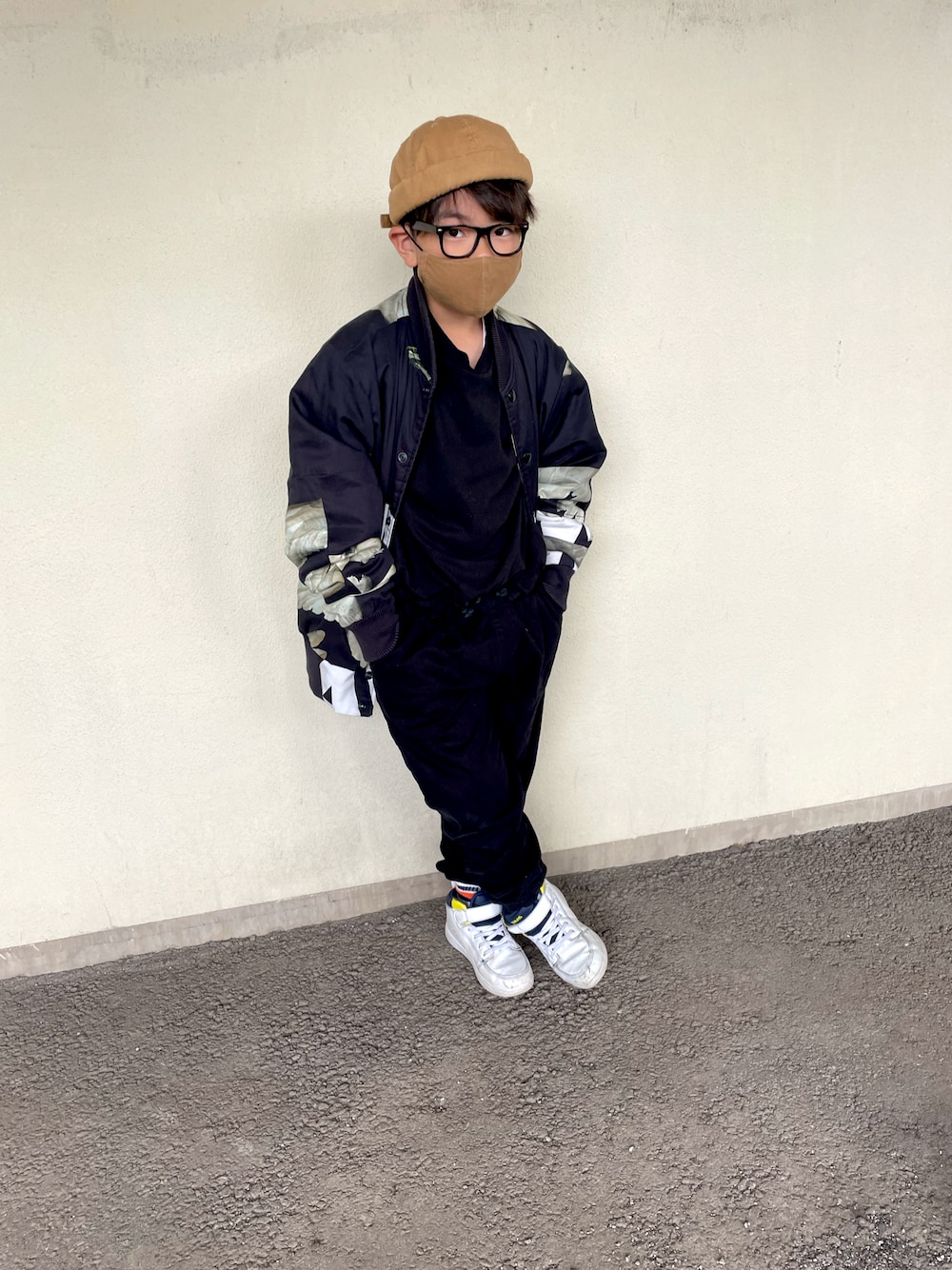 「G-STAR RAW(G-STAR RAW)、小学生コーデ、春コーデ、ママおさがり、男の子コーデ、むすこーで、ダテメガネ、ツバなしキャップ、ブラックコーデ」｜「G-STAR RAWのアイテム（ジャケット/アウター、ブラック系）」を使った、T.ALOHAさん（キッズ・130cm）の春コーディネートの1枚目の写真