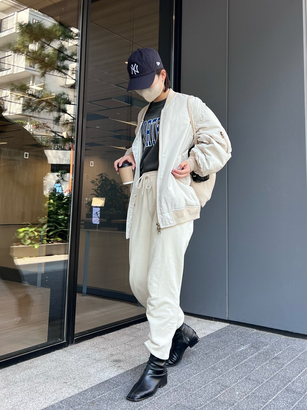 「レイヤードスタイル、シンプルコーデ、スウェットパンツ、きれいめカジュアル、ブーツ、MA-1、ロゴスウェット、モノトーンコーデ、CIAOPANIC TYPY、高身長コーデ、骨格ナチュラル、プチプラコーデ、UNIQLO」｜「CIAOPANIC TYPYの∴【ユニセックス】2WAYボリュームスリーブMA‐1（MA-1、グレー系）」を使った、yumiさん（骨格ナチュラル・レディース・165cm）の冬コーディネートの1枚目の写真