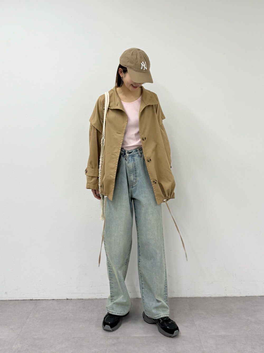 「プチプラ、デニム、トートバッグ、春コーデ、大人カジュアル、キャップ、春色、春アウター、高身長女子、骨格ナチュラル、CIAOPANIC TYPY、ショートトレンチ」｜「CIAOPANIC TYPYの2WAY配色タンクトップ（タンクトップ、ピンク系）」を使った、yumiさん（骨格ナチュラル・レディース・165cm）の春コーディネートの1枚目の写真