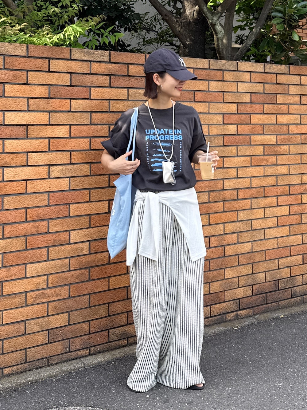 ホワイト系のTシャツ/カットソー、グレー系のTシャツ/カットソー、ホワイト系のその他パンツを着用したレディースの春コーディネートの1枚目の写真