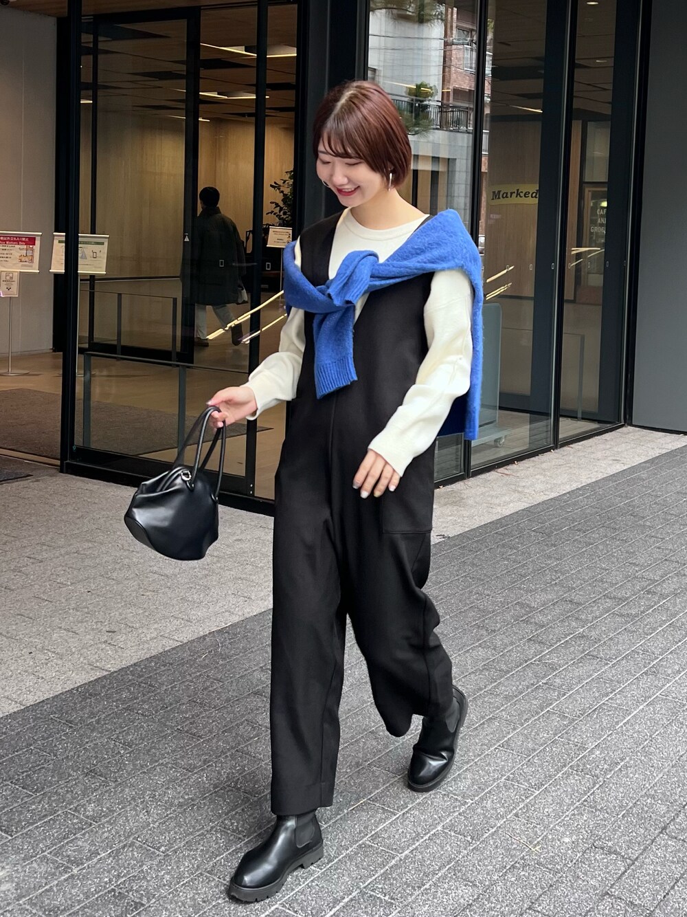 「冬コーデ、お出かけコーデ、オトナ女子、キレイめカジュアル、クリスマスに着たい服、レイヤードスタイル、マイベストコーデ2022、休日スタイル、サロペット、サイドゴアブーツ、CIAOPANIC TYPY、骨格ナチュラル、高身長女子、高身長コーデ」｜「CIAOPANIC TYPYのサイドゴアブーツ（ブーツ、ブラック系）」を使った、yumiさん（骨格ナチュラル・レディース・165cm）の冬コーディネートの1枚目の写真
