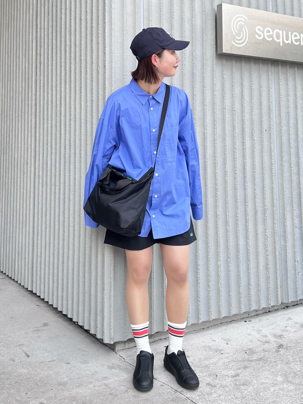 「CIAOPANIC TYPY、franklinclimbing、lesportsac、ショルダーバッグ、シンプルコーデ、ビッグシルエット、シャツスタイル、プチプラ、キャップ、ラインソックス、高身長女子、骨格ナチュラル、ショートパンツ、春服みてみて、韓国ファッション」｜「CIAOPANIC TYPYの□ブロードレギュラーカラービッグシャツ（シャツ/ブラウス、ブルー系）」を使った、yumiさん（骨格ナチュラル・レディース・165cm）の春コーディネートの1枚目の写真