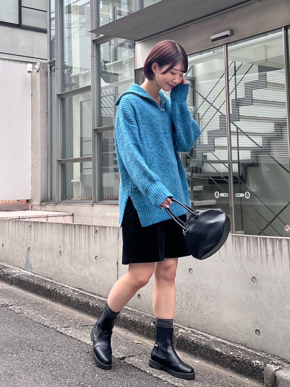 「冬コーデ、ハーフジップ、クリスマスに着たい服、マイベストコーデ2022、ショートパンツ、サイドゴアブーツ、休日スタイル、ビッグシルエット、キレイめカジュアル、CIAOPANIC TYPY、高身長女子、骨格ナチュラル、オトナカジュアル、シンプル、コーデュロイ」｜「CIAOPANIC TYPYのミックスハーフジップニット（ニット/セーター、ブルー系）」を使った、yumiさん（骨格ナチュラル・レディース・165cm）の冬コーディネートの1枚目の写真