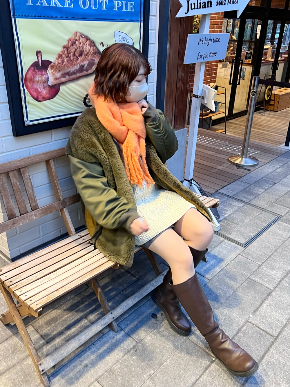 「クリスマスに着たい服、マフラーぐるぐる、ロングブーツ、レイヤードスタイル、マイベストコーデ2022、休日スタイル、ショートパンツ、ニット、冬コーデ、ミリタリー、ファーコート、CIAOPANIC TYPY、骨格ナチュラル、高身長コーデ」｜「CIAOPANIC TYPYの【説明動画有】【etsinta/エシンタ】ファー切替ジャケット（ブルゾン、ブラウン系）」を使った、yumiさん（骨格ナチュラル・レディース・165cm）の冬コーディネートの1枚目の写真
