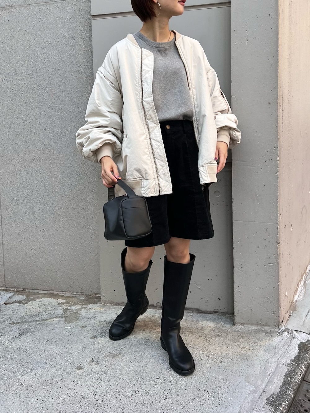 「シンプルコーデ、ニット、MA-1、秋冬コーデ、高身長女子、きれいめカジュアル、ビッグシルエット、プチプラ、モノトーンコーデ、骨格ナチュラル、CIAOPANIC TYPY、ロングブーツ、ショートパンツ」｜「CIAOPANIC TYPYの美脚ロングブーツ（ブーツ、ブラック系）」を使った、yumiさん（骨格ナチュラル・レディース・165cm）の秋コーディネートの1枚目の写真