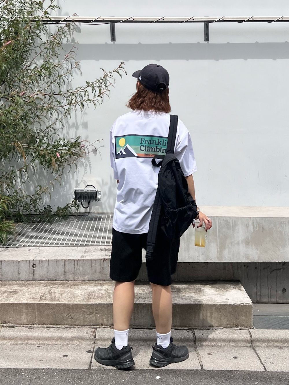 「夏だ！Tシャツ着よう！、夏コーデ、休日スタイル、プチプラ、ビッグシルエット、フェススタイル、ロゴT、お出かけコーデ、リュック、キャップ、franklinclimbing、CIAOPANIC TYPY、骨格ナチュラル、高身長女子」｜「Franklin Climbingの【Franklin Climbing】【水陸両用】バックロゴフレキシブルテックショートスリーブTee（ラッシュガード、ホワイト系）」を使った、yumiさん（骨格ナチュラル・レディース・165cm）の夏コーディネートの1枚目の写真