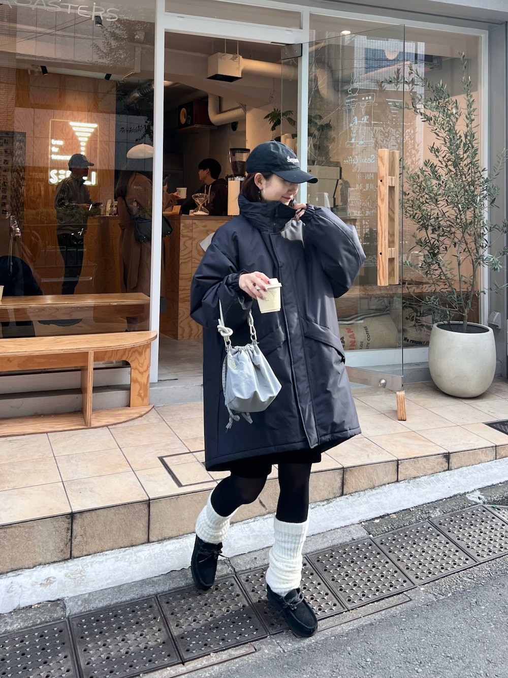 「ロングコート、冬アウター、franklinclimbing、CIAOPANIC TYPY、モンスターパーカー、ブラックコーデ、キャップ女子、レッグウォーマー、骨格ナチュラル、高身長女子、シンプルスタイル、冬服」｜「Franklin Climbingの【Franklin Climbing】ビックシルエットブロックモンスターパーカー（ダウンジャケット/コート、ブラック系）」を使った、yumiさん（骨格ナチュラル・レディース・165cm）の冬コーディネートの1枚目の写真