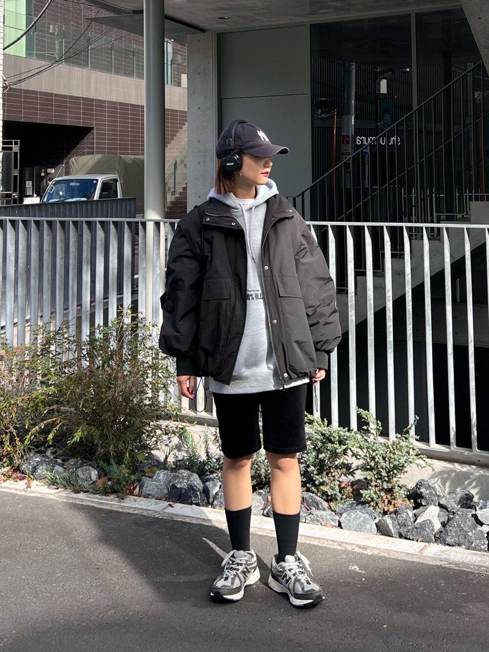 「カジュアルスタイル、ラクチンコーデ、秋冬コーデ、スニーカーコーデ、高身長女子、パーカー、帽子、アウター、骨格ナチュラル、CIAOPANIC TYPY、おでかけコーデ」｜「CIAOPANIC TYPYの【マルチウェイ】BIGポケットスタンドワークアウター（ブルゾン、ブラック系）」を使った、yumiさん（骨格ナチュラル・レディース・165cm）の秋コーディネートの1枚目の写真