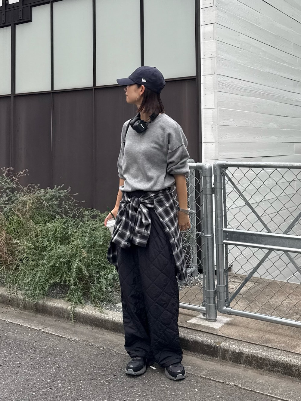 「チェック、秋服準備はじめました、スニーカー、キャップ、プチプラ、秋コーデ、初秋コーデ、シンプルスタイル、CIAOPANIC TYPY、骨格ナチュラル、高身長女子」｜「CIAOPANIC TYPYの≪お気に入り15万人突破≫【16色展開】スウェットライクニット（ニット/セーター、グレー系）」を使った、yumiさん（骨格ナチュラル・レディース・165cm）の秋コーディネートの1枚目の写真
