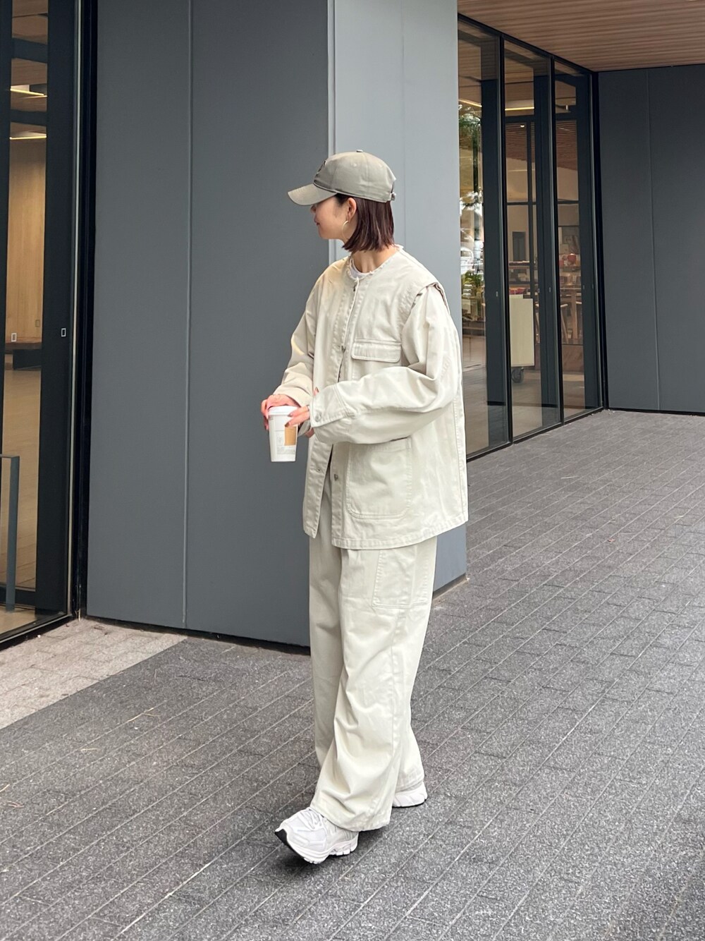 「キャップ、休日スタイル、ホワイトコーデ、クリスマスに着たい服、スニーカー、セットアップ、マイベストコーデ2023、お出かけコーデ、デニム、プチプラ、淡色コーデ、CIAOPANIC TYPY、シンプルコーデ、骨格ナチュラル、デニムジャケット」｜「Franklin Climbingの【Franklin Climbing】ツイルエンブレム3D刺繍CAP（キャップ、グリーン系）」を使った、yumiさん（骨格ナチュラル・レディース・165cm）の冬コーディネートの1枚目の写真